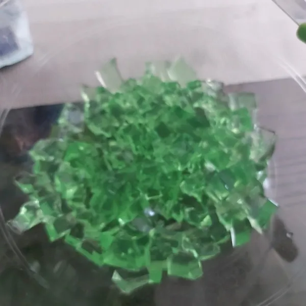 Potong kotak agar-agar buah yang sudah jadi
