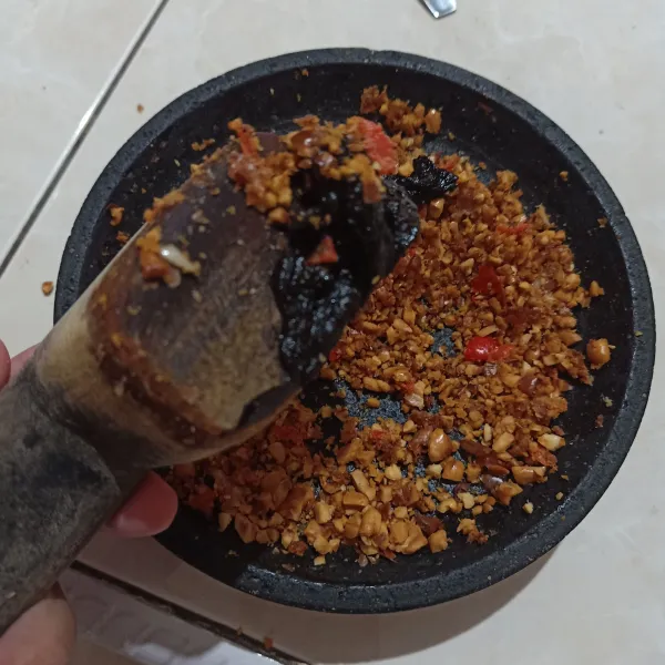 Uleg setengah halus, lalu tambahkan garam dan petis udang.