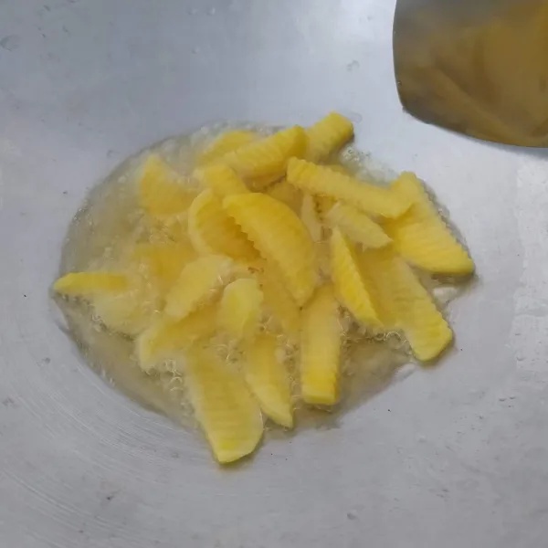 Goreng kentang hingga matang.