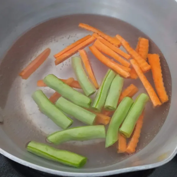 Sambil menunggu daging empuk, rebus wortel dan buncis hingga empuk.