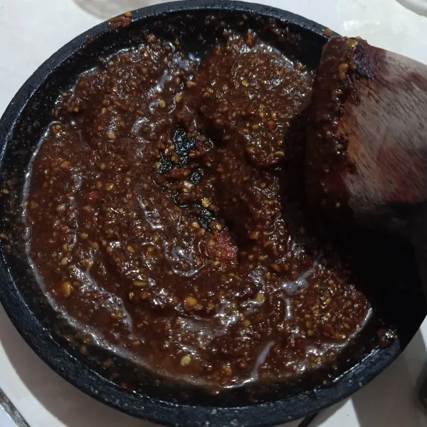 Lalu masukkan kecap manis dan air sedikit-sedikit, aduk rata.