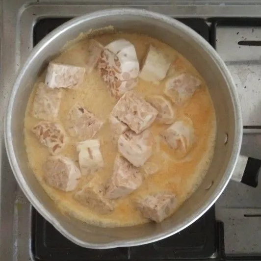 Masukkan tempe dan aduk kembali.