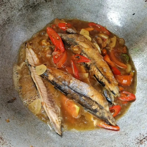 Selanjutnya masukkan ikan cue masak hingga matang dan bumbu meresap.