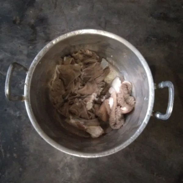 Bersihkan dan cuci bersih babat yang akan di masak. Beri beberapa irisan jahe aduk-aduk dan diamkan kurang lebih selama 10 menit.