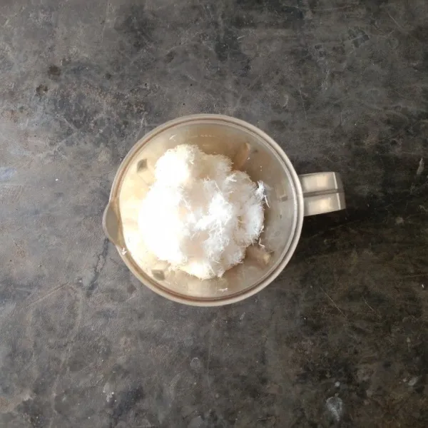 Peras kelapa yang telah diparut dengan air yang telah disiapkan atau bisa juga diblender untuk mendapatkan lebih banyak sari dari kelapa.
