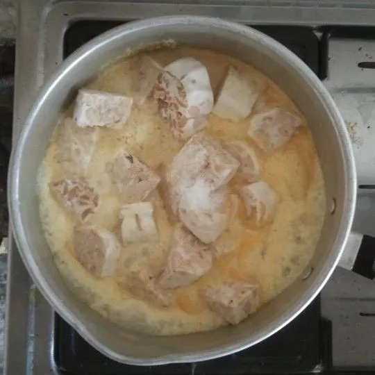 Tambahkan garam, gula dan kaldu jamur. Aduk kembali hingga rata dan agar santan tidak pecah.