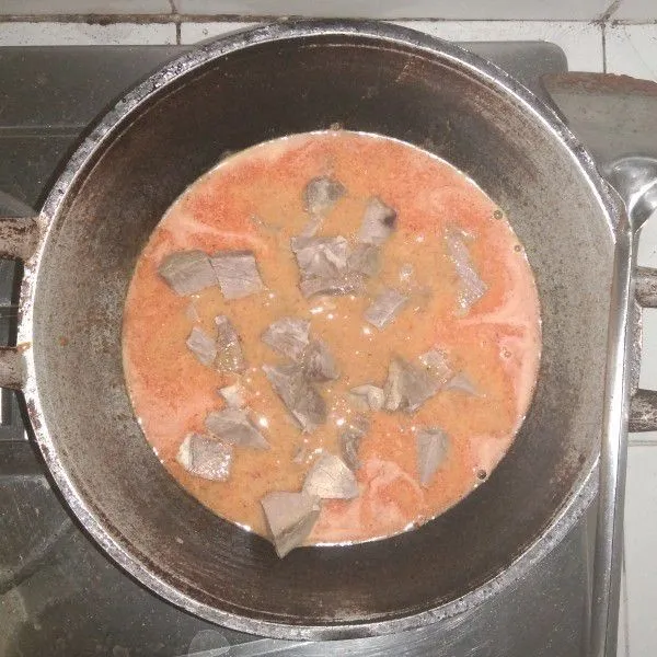 Masukkan daging dan rebus hingga air bumbu menyusut.