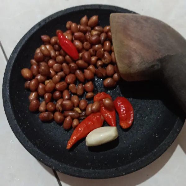 Siapkan bahan bumbu dalam cobek.