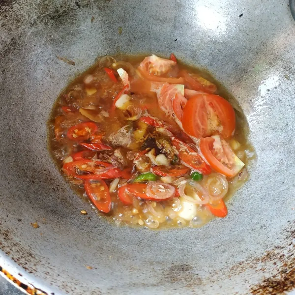 Tumis bawang putih, bawang merah dan cabai sampai harum dan matang. Setelah bumbu matang tambahkan air secukupnya masukkan tomat, bumbui dengan garam, gula, kaldu jamur dan kecap manis. Masak hingga mendidih dan jangan lupa cek rasa.