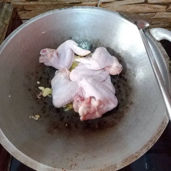 Masukkan ayam yang sudah dicuci.