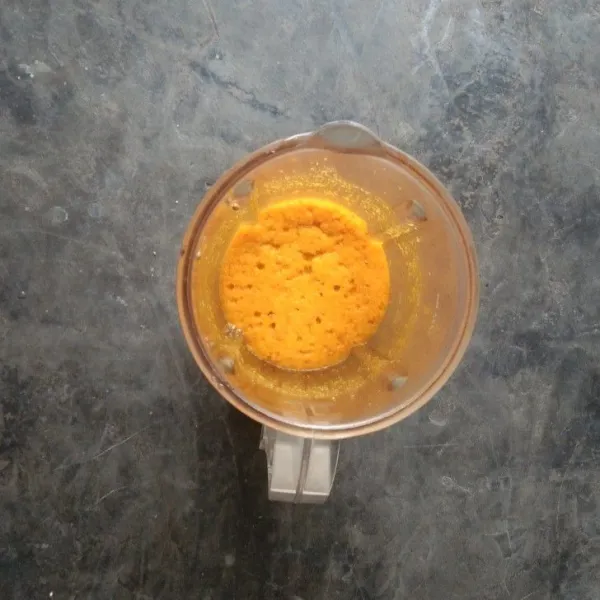 Blender bawang putih, bawang merah, cabe kecil/ cabe rawit, cabe besar, laos, kunyit, ketumbar dan kemir.