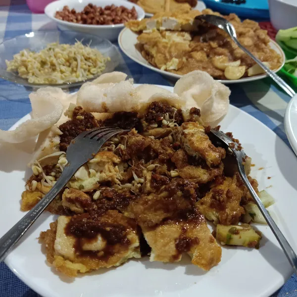 Aduk rata sebelum dinikmati, dan tambahkan kerupuk udang kecil.