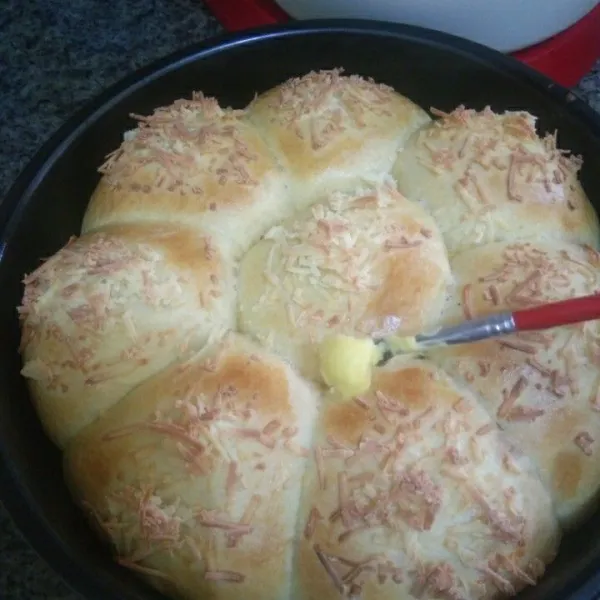 Jika sudah matang, keluarkan roti. Olesi roti dengan margarin lalu dinginkan roti di atas cooling rak. Kemudian sajikan roti dan siap disantap.