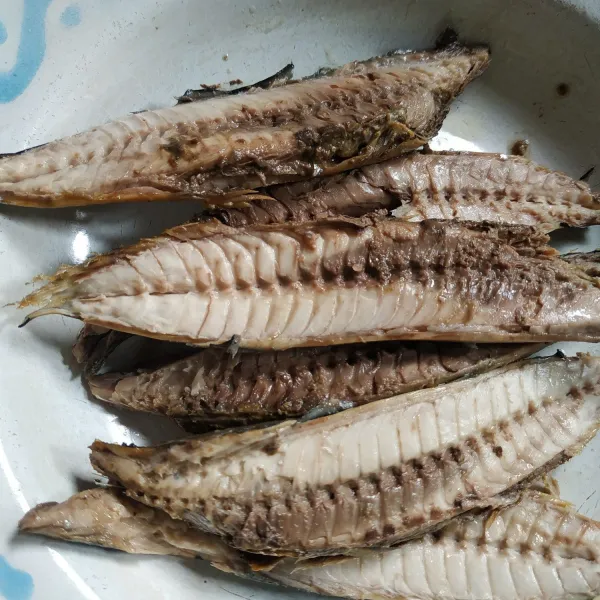 Pisahkan ikan dari tulang dan kepalanya.