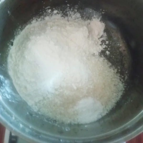 Siapkan panci, masukkan tepung Hunkwee, gula, garam, dan vanili, aduk rata menggunakan whisk
