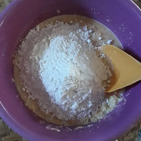 Tambahkan tepung terigu, aduk rata biar tidak ada tepung yang menggumpal.