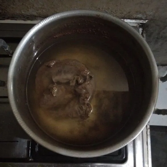 Rebus daging hingga empuk.