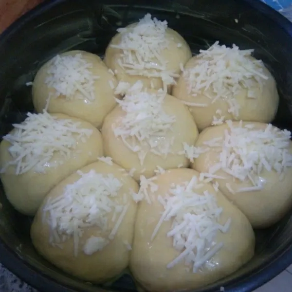 Olesi dengan campuran kuning telur dan susu cair, kemudian taburi dengan keju parut. Panggang dengan suhu 170°c selama 30 menit, atau sesuaikan dengan oven masing-masing.