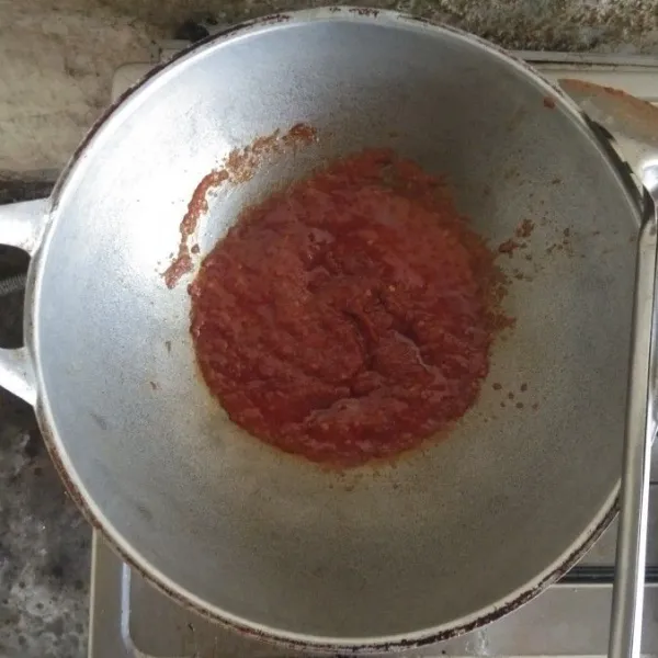 Tumis bumbu dengan minyak goreng.