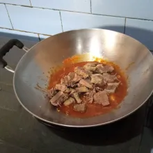Masukkan daging yang sudah dipotong-potong.