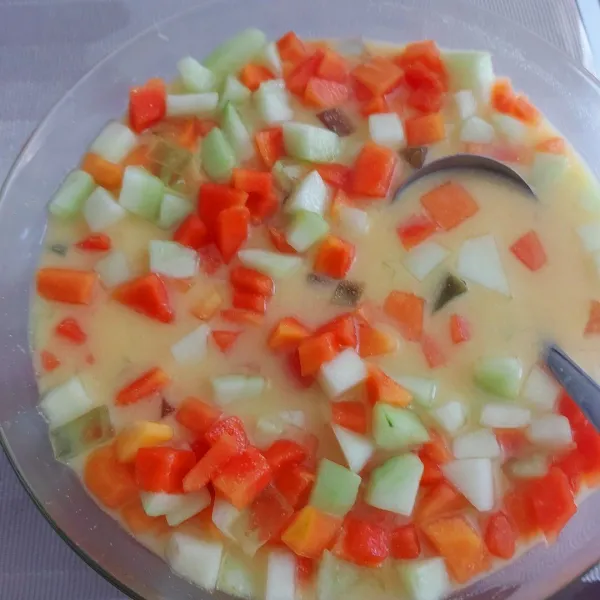 Kemudian masukkan susu cair yang sudah dingin tadi dengan nutrisari jeruk.