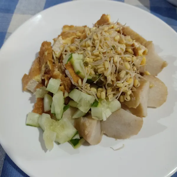 Penyajian : letakkan potongan lontong dalam piring, tambahkan toge, timun, dan tahu telur yang sudah dipotong-potong kasar, lalu beri bumbu kacang di atasnya.
