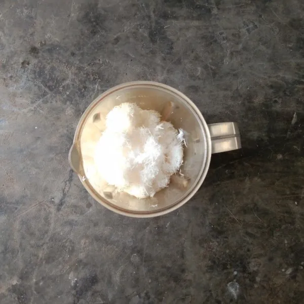 Belender kelapa yang telah diparut dengan kaldu rebusan daging. Lalu peras sampai mendapatkan santan.