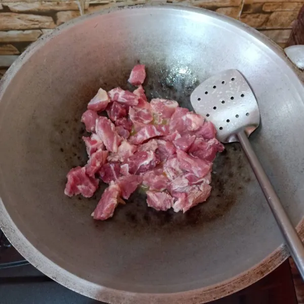 Masak daging yang sudah dibersihkan dan dipotong kecil.
