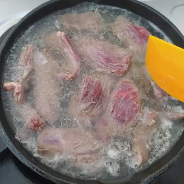 Masukkan daging, masak hingga berubah warna.