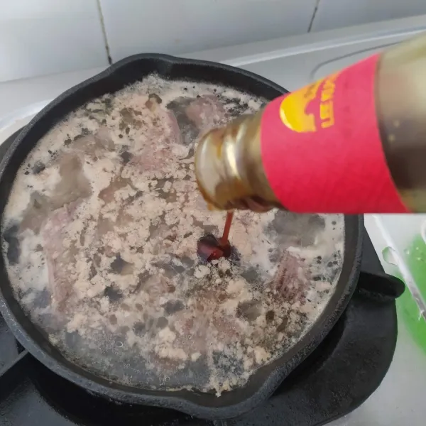 Tambahkan kecap manis, saos tiram, garam, gula, merica bubuk, pala bubuk dan kaldu jamur. Koreksi rasa.