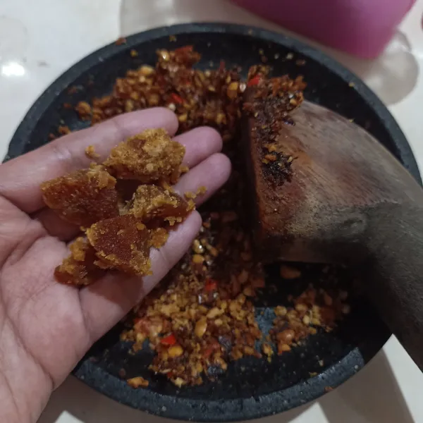 Tambahkan gula merah, uleg lagi.