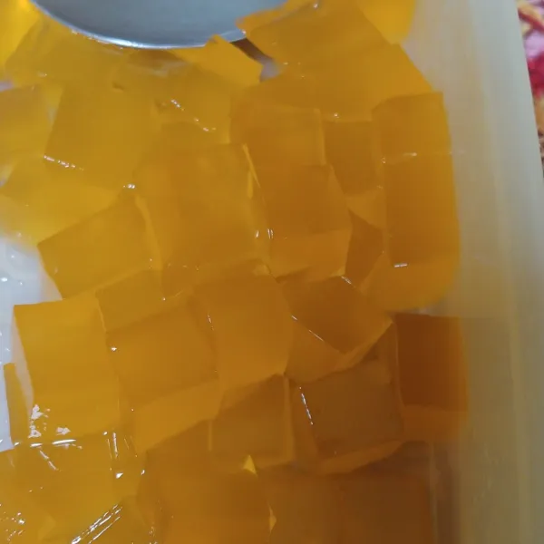 setelah jelly dingin potong kotak kecil, sisihkan.