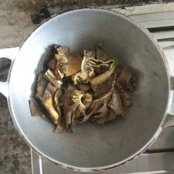 Goreng dengan minyak (Tips; agar babat tidak meledak-ledak saat proses penggorengan, beri minyak goreng secukupnya dan masukkan lebih banyak babat yang akan di goreng, lalu aduk2 sampai mendapatkan kematangan/ kekeringan babat sesuai selera).