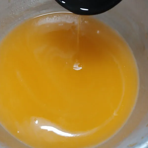 masak jelly dengan 350 ml air dan tambahkan 2 sdm gula dan 1 sdm sirup jeruk sanquick,masak sampai mendidih dan di aduk. pindahkan ke wadah dan dinginkan.