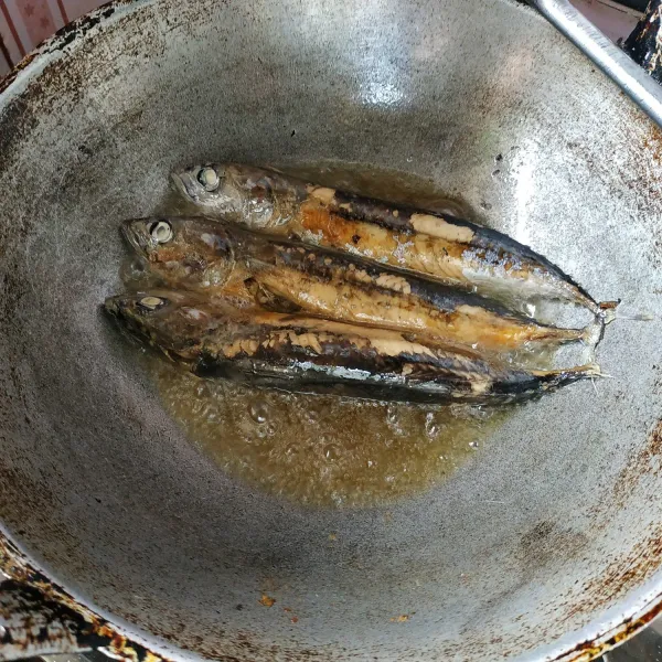 Cuci bersih ikan cue, kemudian goreng sebentar.