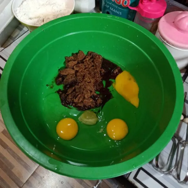 Kocok telur bersama gula aren yang sudah diiris hingga mengembang.