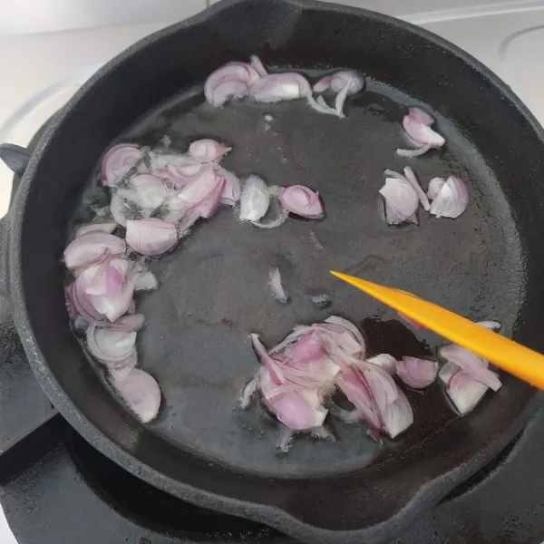 Tumis bawang merah hingga harum. Tambahkan air masak hingga mendidih.
