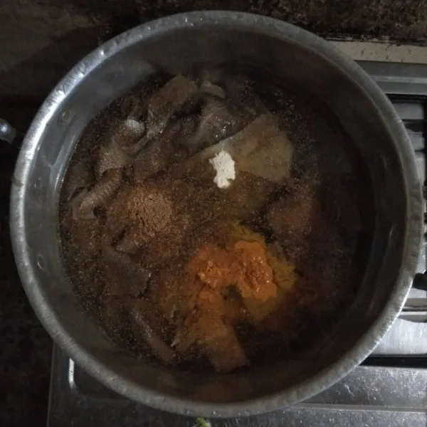 Masukkan air, gula merah, garam, air asam, bawang putih bubuk, kunyit bubuk, ketumbar bubuk dan kaldu jamur.