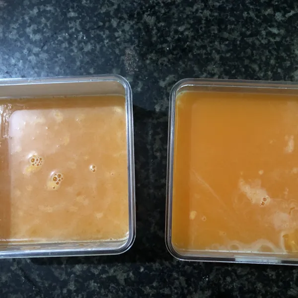 Sisanya tuang ke dalam cetakan. Lalu diamkan hingga set