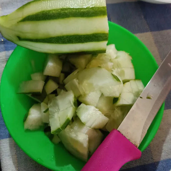 Cacah timun kecil-kecil.