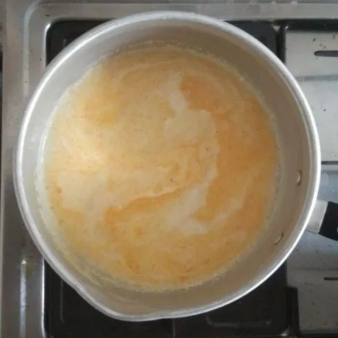 Masukkan santan yang tadi telah disiapkan dan juga bumbu yang tadi telah diblender. Aduk hingga mendidih agar santan tidak pecah.