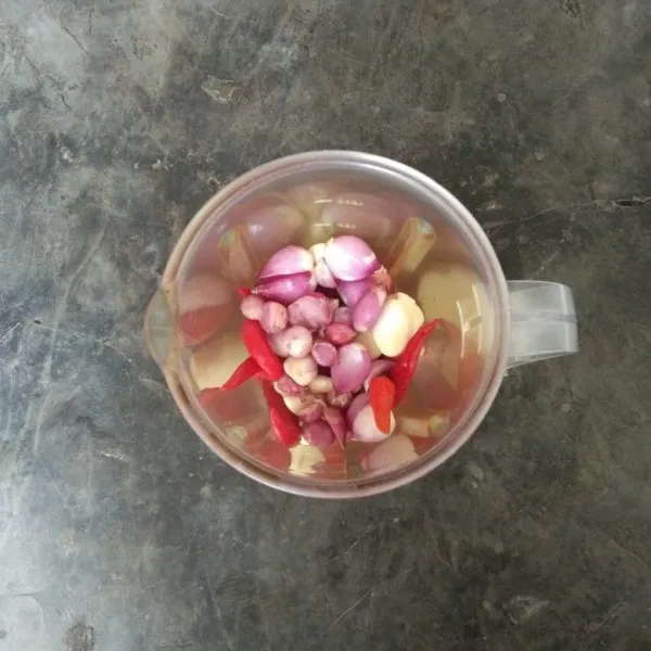 Belender bawang merah, bawang putih, cabe besar serta kerumbar.