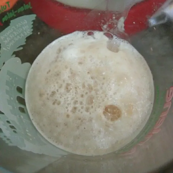 Campur bahan biang, biarkan berbuih.