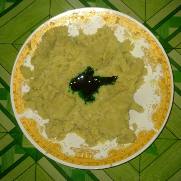 Beri pasta pandan dan pewarna makanan.