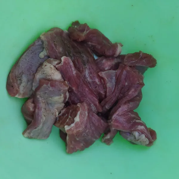 Marinasi daging dengan bumbu marinasi selama 1 jam masukkan ke dalam lemari es.