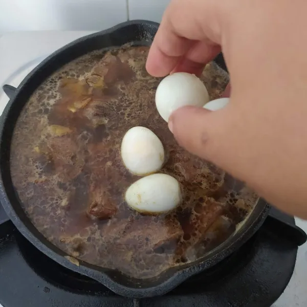 Ketika air setengah menyusut, tambahkan telur puyuh. Masak sampai daging empuk.