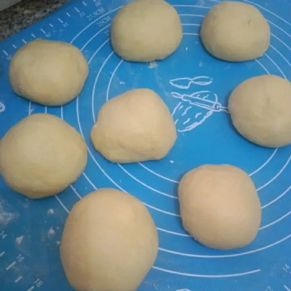 Kempiskan adonan, bagi menjadi 8 bagian sama rata, isi dengan keju oles, bulatkan kembali.