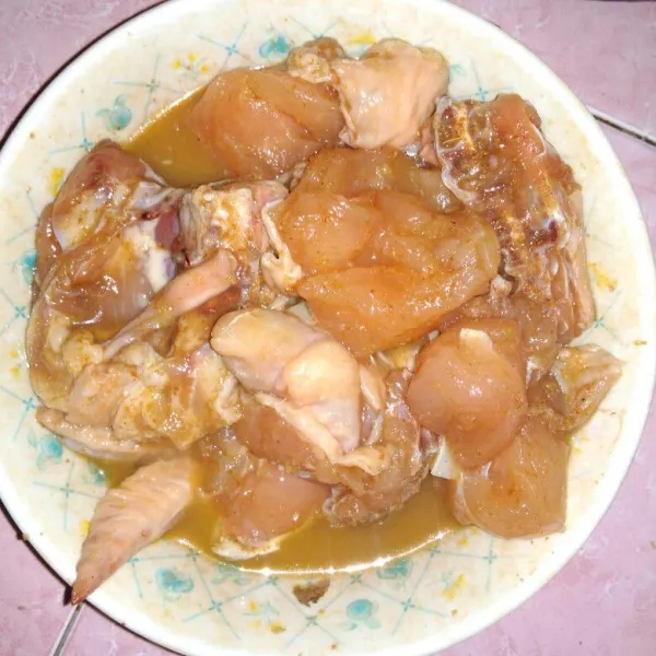 Setelah bumbu meresap, campur dengan 1 butir telur yang telah dikocok, aduk rata hingga semua ayam terlumuri.