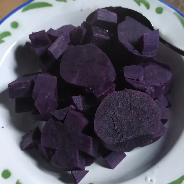 Kukus ubi ungu hingga empuk dan matang.
