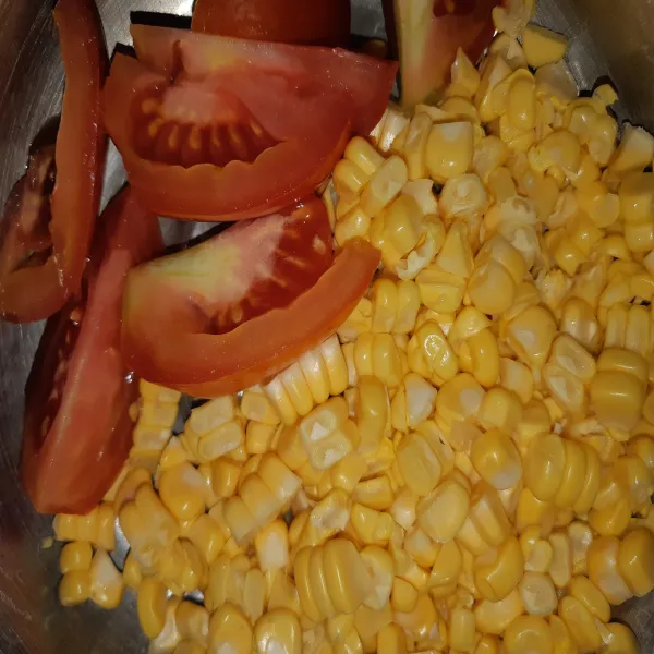 Serut jagung dan potong tomat (tomat yang matang ya).